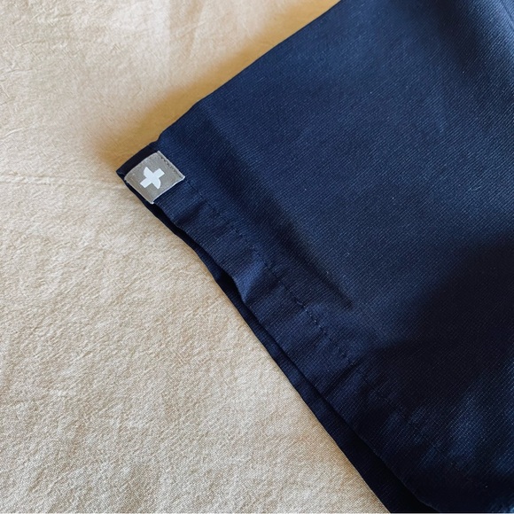 FIGS Technical Collection Casma 3-Pocket Scrub Top Shirt Women’s Navy Blue XS - Picture 9 of 10